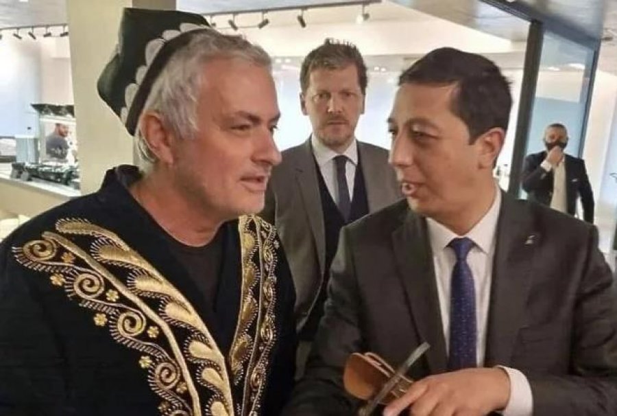 Mourinho u shfaq në kampin stërvitor të Romës i veshur në mënyrë të pazakontë, portugezi mori dhuratë një thikë speciale