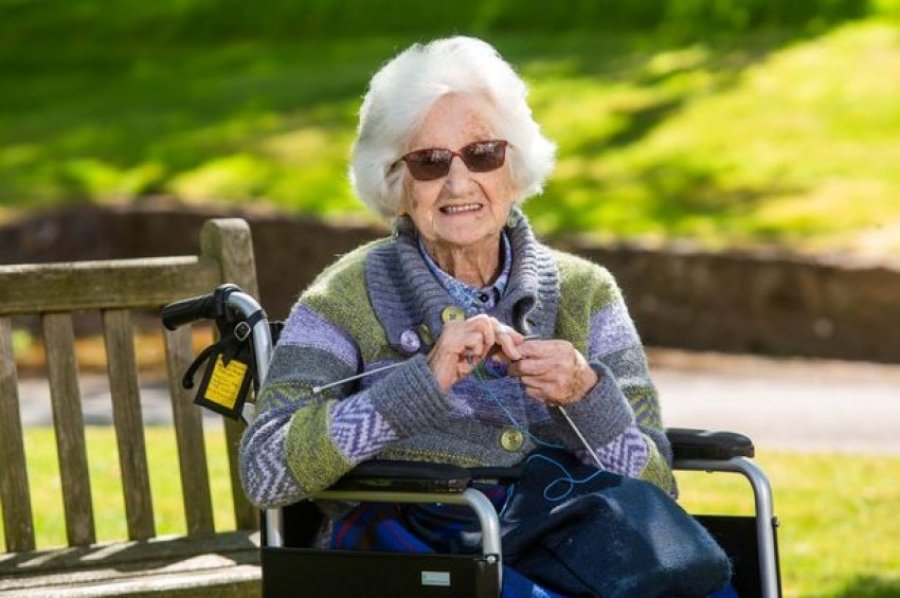 Shërohet nga Covid, 107-vjeçarja feston ditëlindjen