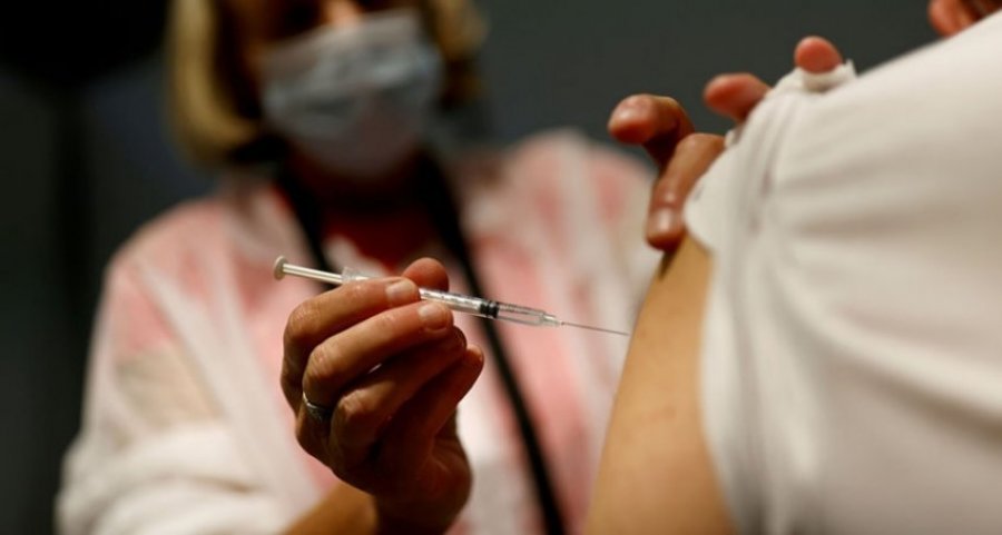 Italiani ‘me dorë silikoni’, shkon të vaksinohet, donte vetëm certifikatën e vaksinimit