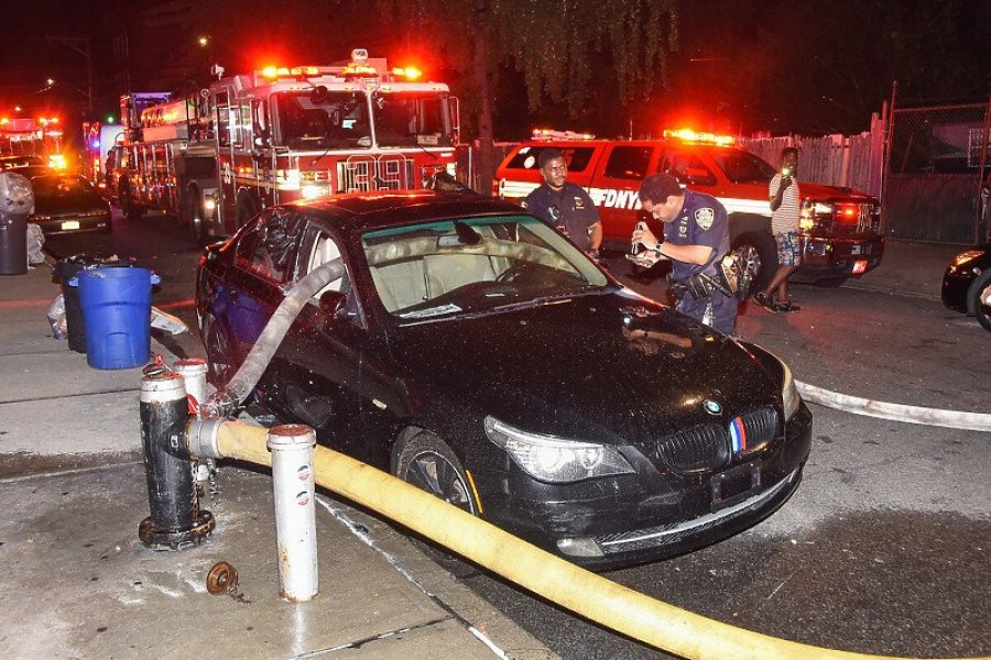 Parkimi i gabuar në Nju Jork i kushton shtrenjtë shoferit, zjarrfikësit kalojnë një zorrë përmes makinës