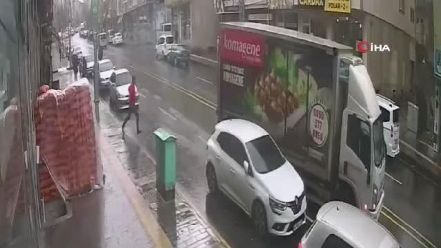 VIDEO/ Shoferi lë pa ngritur frenat e dorës, kamioni merr para 15 makina të parkuara