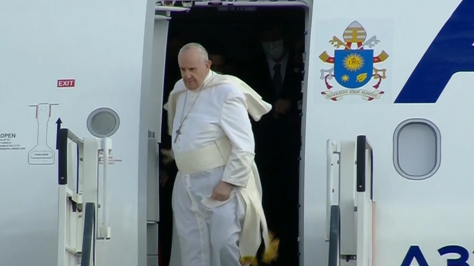 Nën masa të rrepta sigurie Papa Françesku mbërrin në Greqi 