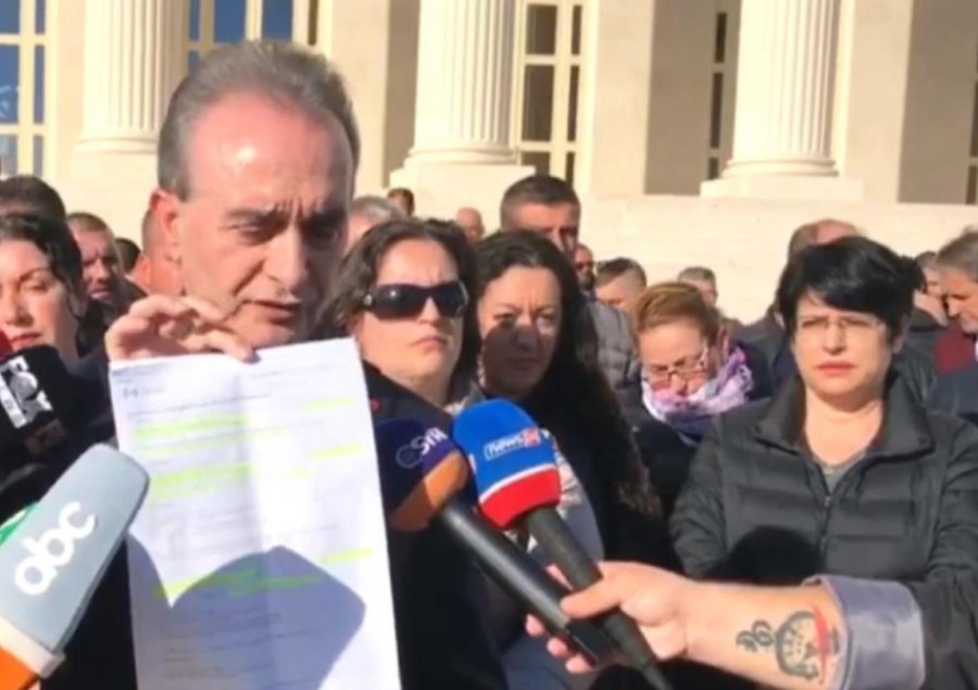 VIDEO/ Kuvendi i 11 dhjetorit/ Fieri publikon emrat, firmosin plot 88.6 përqind