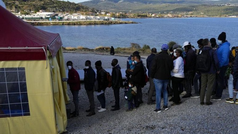 Papa shkon sërish në ishullin grek, 'molla e sherrit' në BE për refugjatët
