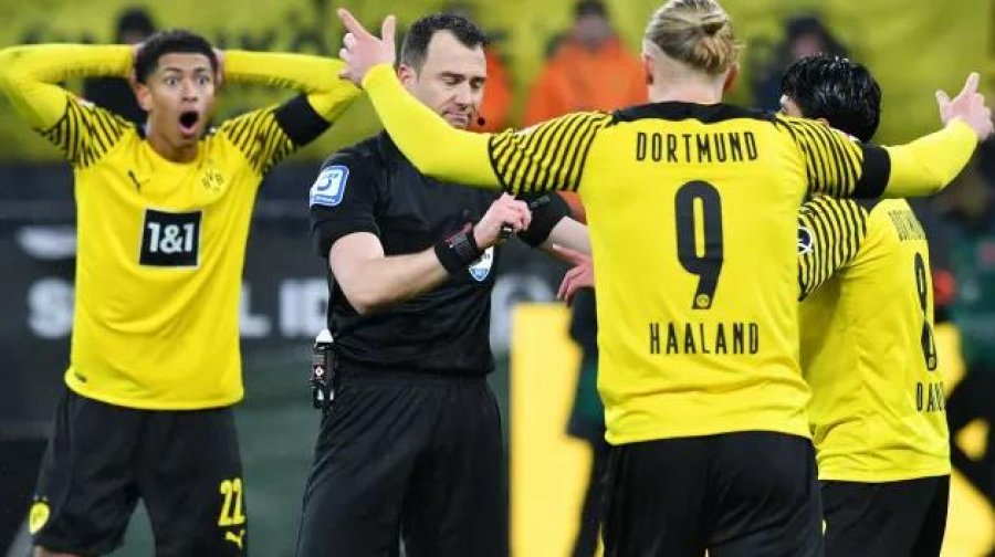 U mbyll mes polemikash, talenti i Dortmund shpërthen ndaj arbitrit: Ç’të presësh nga një njeri që trukon ndeshje