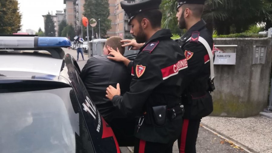 Çmendet shpërndarësi shqiptar i drogës në Xhenova: si raketë mes trafikut dhe shqelma, policëve