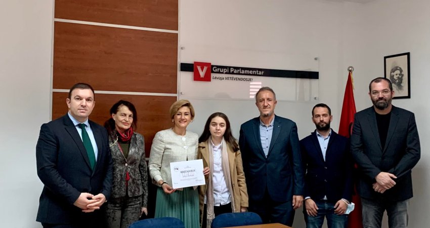 'Shefja' e deputetëve të VV-së me përfaqësuesit e iniciativës 'Mos bli prodhime serbe', merr një mirënjohje