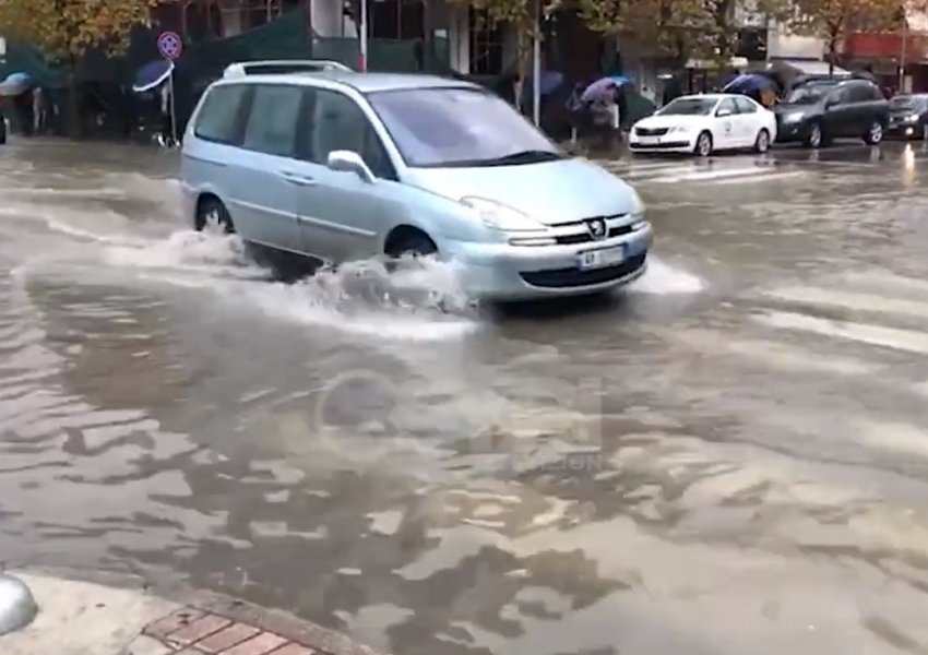Shqipëria nën 'pushtetin' e shiut/ Përmbytet nën Shkodra e Durrësi, probleme edhe në Vlorë e Lezhë