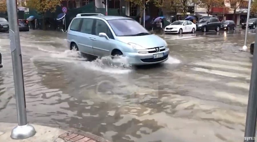 Shqipëria nën 'pushtetin' e shiut/ Përmbyten nën Shkodra e Durrësi, probleme edhe në Vlorë e Lezhë