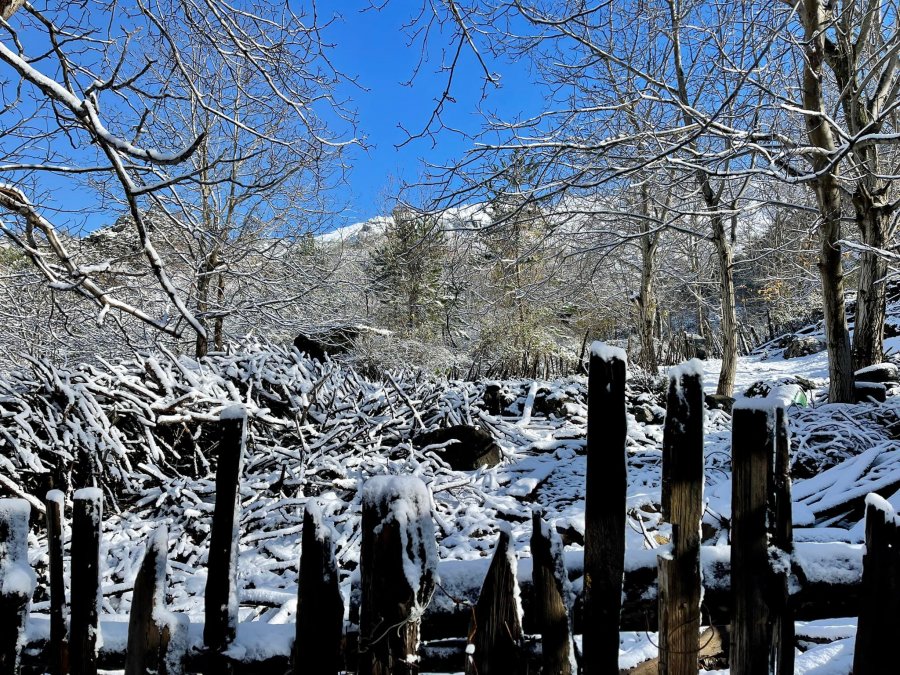 Vranësira, borë dhe erë, temperaturat deri në minus 4 në zonat malore