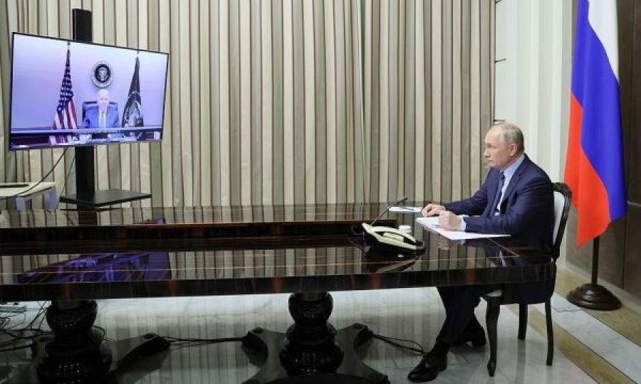 ‘Takimi nisi me buzëqeshje’, ja çfarë diskutoi Biden dhe Putin në video-konferencë