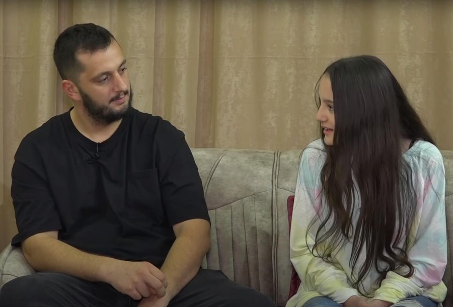 Kosovari që 16 vjeç u bë baba: Ma thanë në orën e mësimit dhe e quajta Princesha!