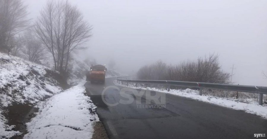 Vijojnë reshjet e borës dhe shiut në vend, disa fshatra pa energji në Qarkun e Korçës