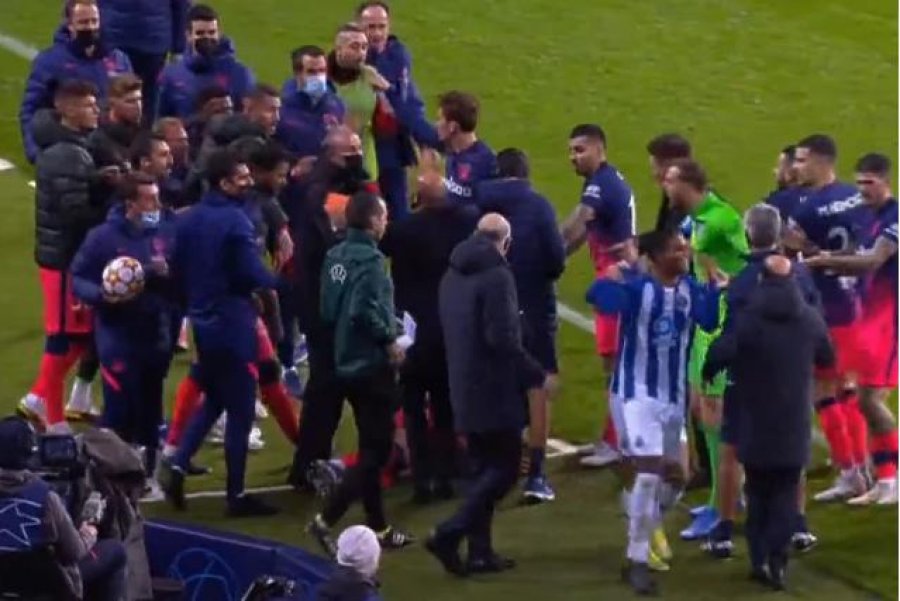 VIDEO/ Shtatë minutat kaotike të ndeshjes së Ligës së Kampionëve, arbitri nxorri tre herë kartonin e kuq