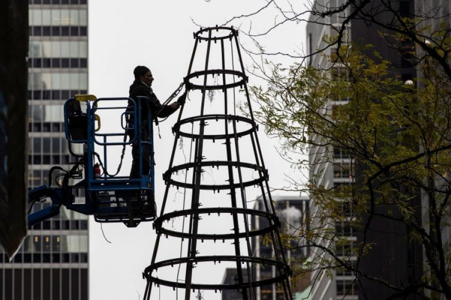Arrestohen të dyshuarit për zjarrvëniene një peme të Vitit të Ri në Manhattan