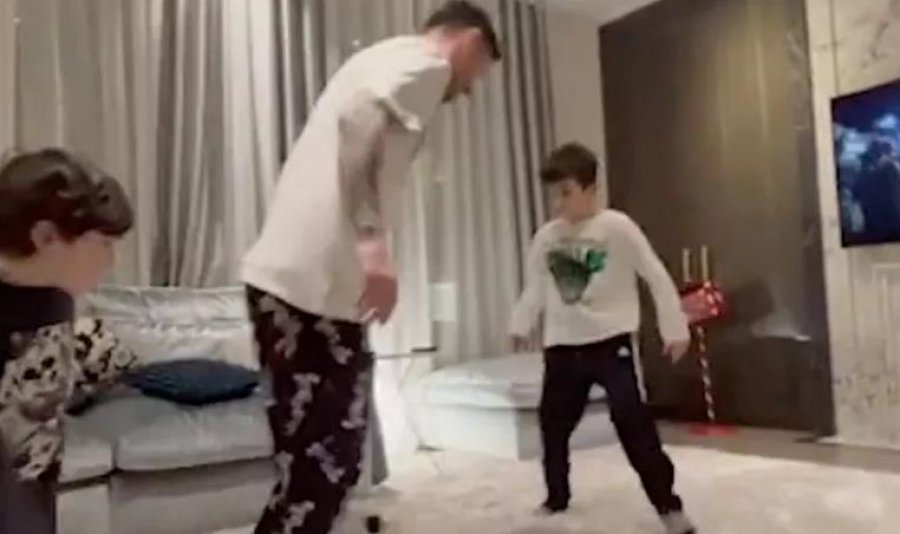 VIDEO/ Messi nuk mund të 'ndahet' nga futbolli, sulmuesi argëtohet duket luajtur me fëmijët e tij