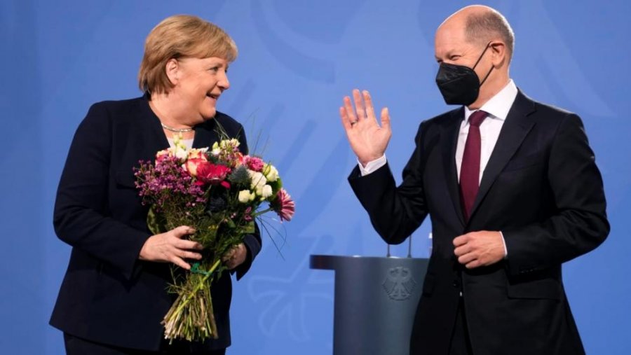 Përse Angela Merkel nuk është larguar plotësisht...