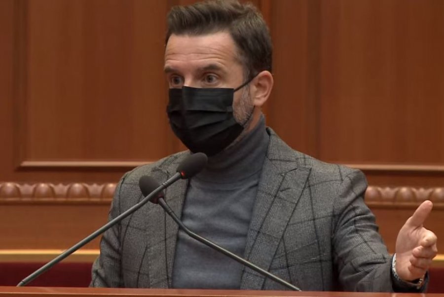 Braçe kritika të ashpra kolegëve: Mos prisni t’ju tërheq nga xhaketa kryetarja e Kuvendit të mbani maskën