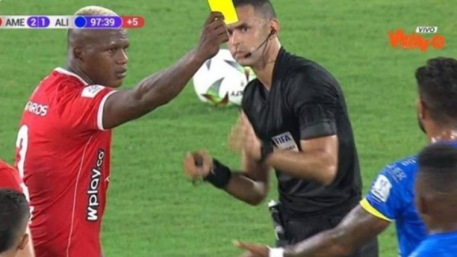 Momenti i pabesueshëm bëhet viral, Marlon Torres i jep karton të verdhë lojtarit kundërshtar