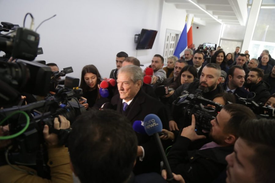 FOTO/ Komisioni i Rithemelimit vendoset në selinë e PD, Berisha: Deputeti Basha të reflektojë