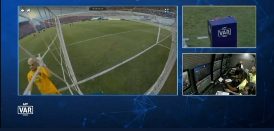 VIDEO/ Ndodh edhe kështu, portieri ndëshkohet me karton të kuq pa nisur ende ndeshja