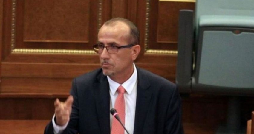 Haxhiu: Kurti po i kërcënon deputetët e tij me zgjedhje për të mos e votuar Trustin