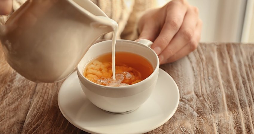 Përse në Angli shërbehet gjithmonë çaji me qumësht?