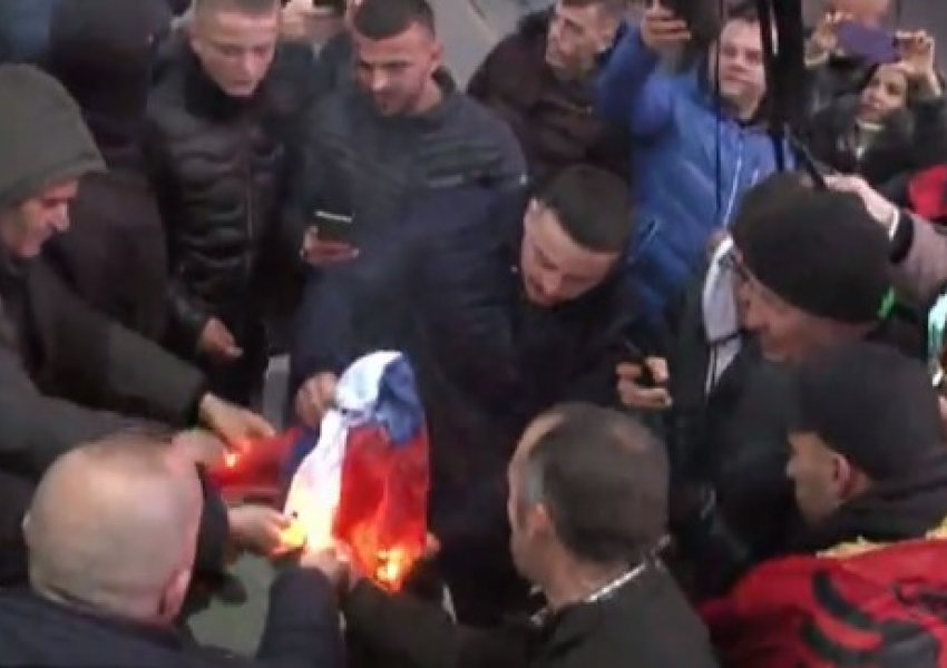 VIDEO/ Protestuesit djegin flamurin serb