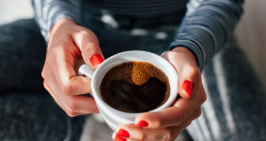 Shenjat që ju tregojnë se po pini shumë kafe
