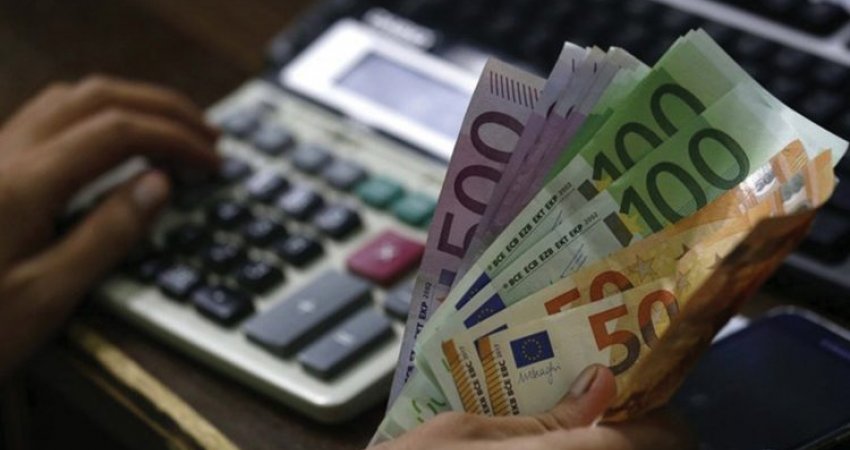Kosovarë: Nëse keni më shumë se 25 mijë euro, ju pret hetimi nga shteti