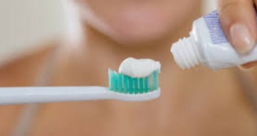 Besoni ose jo, deri më sot e keni përdorur gabim furçën e dhëmbëve