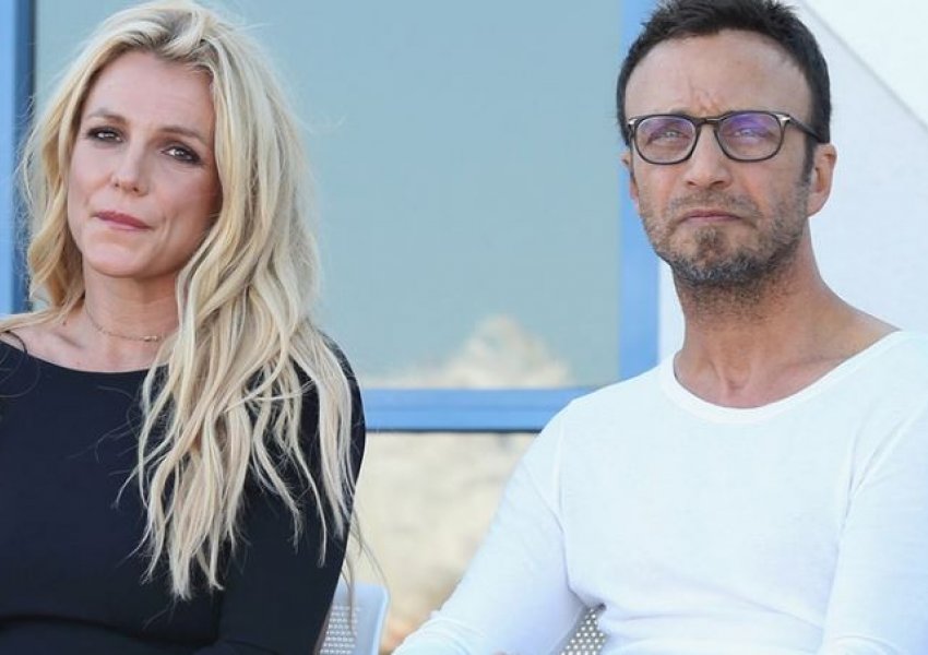 Pas skandaleve, menaxheri i Britney Spears jep dorëheqjen