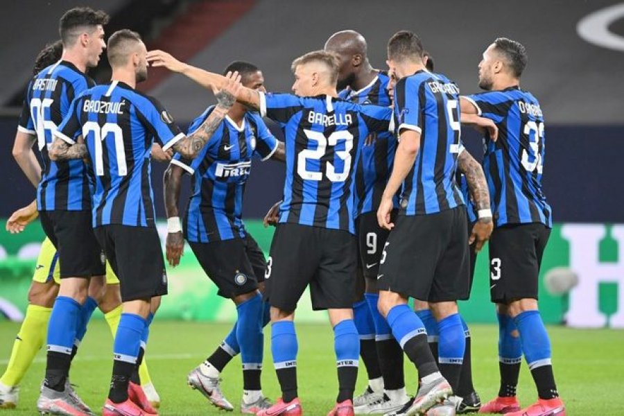 Futbollisti rinovon me Interin, mbrojtësi sakrifikon gjysmën e pagës për të qëndruar zikaltër