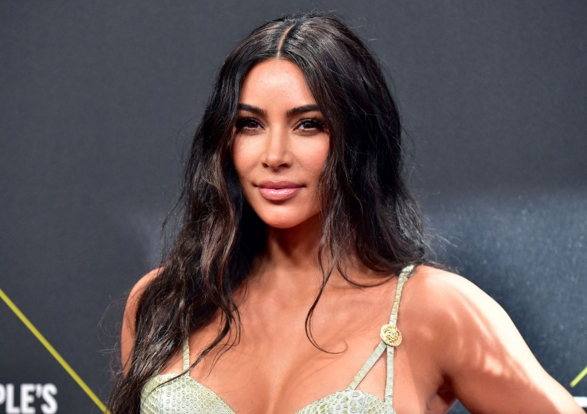 Kim Kardashian njofton mbylljen e markës së saj të bukurisë ‘KMW Beauty’