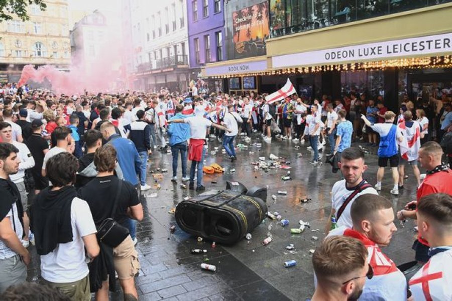 Tifozët angleze përmbysin Londrën para ndeshjes, mbeturina dhe kaos në qytet 