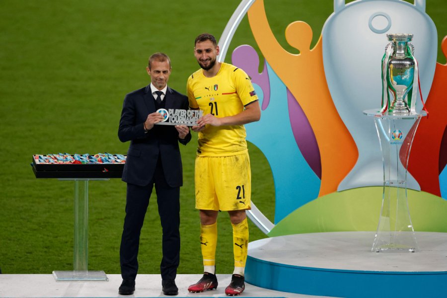 FOTO/ UEFA i jep Donnarumës çmimin ‘Lojtari më i mirë i Euro 2020’