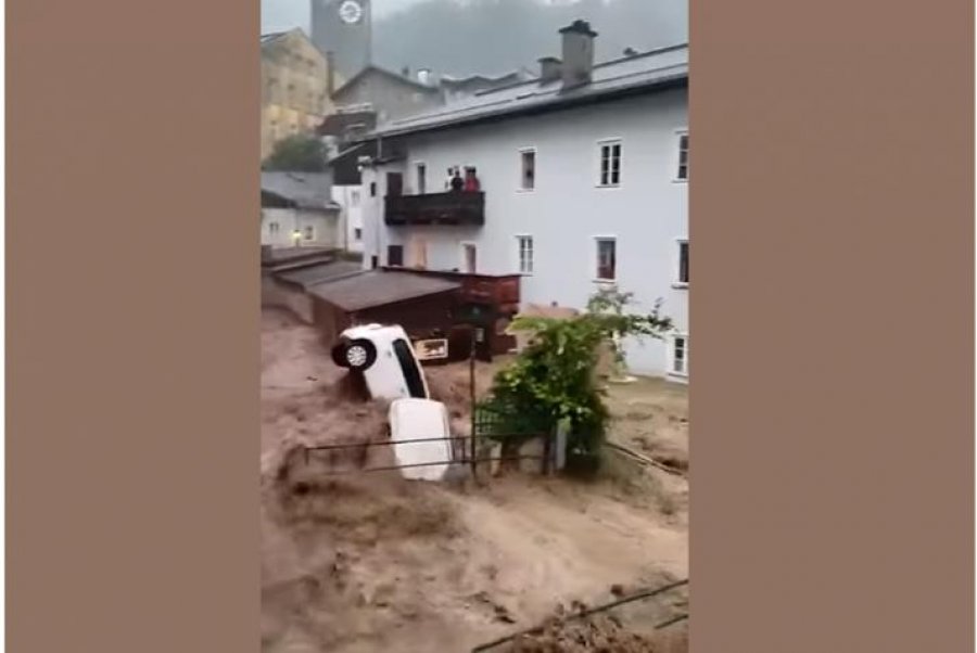 VIDEO/ Vërshimet marrin gjithçka përpara në Austri, edhe makinat