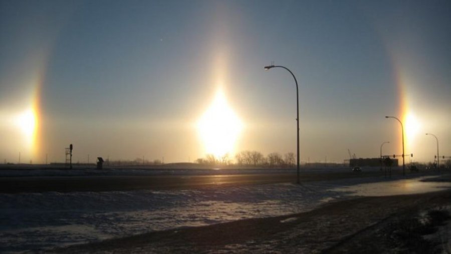 VIDEO/ Iluzioni optik tregon tri diell në qiell