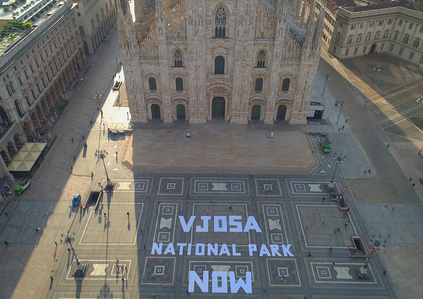 FOTOLAJM/ Slogani ‘Vjosa Park Kombëtar’ shpaloset në sheshin ‘Duomo’ në Milano