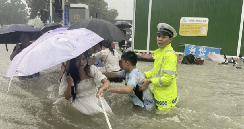 Mbi 30 të vdekur nga përmbytjet në Kinë