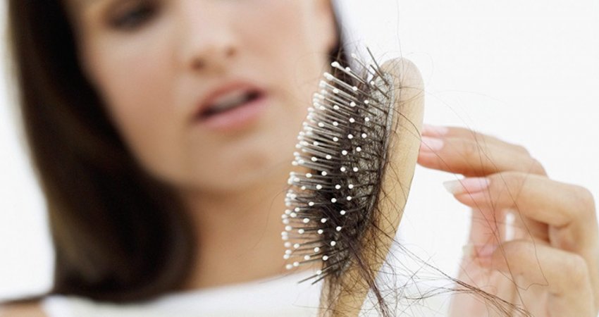 Lexoni 5 arsyet pse u bien flokët më shumë gjatë stinës së verës