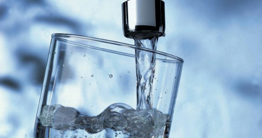 Studimi që vërteton se ju po pini sasi të gabushme të ujit!