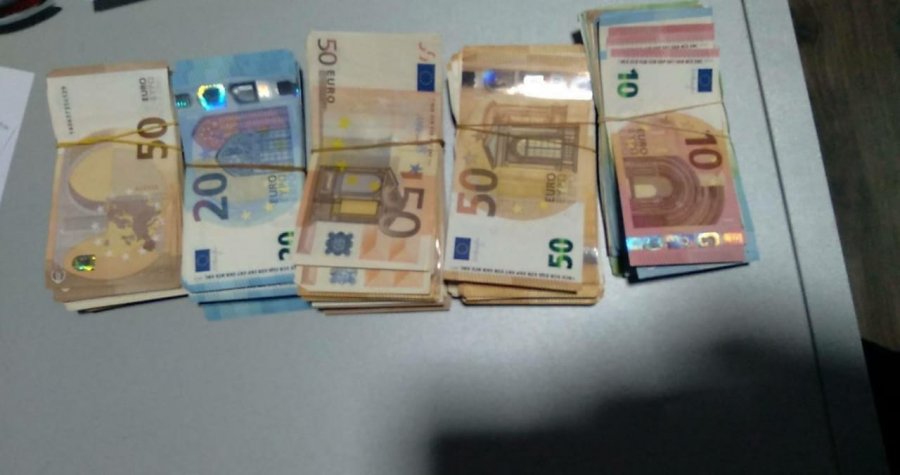 EMRI/ Kapet me sasinë e madhe të eurove në kufi, arrestohet 58-vjeçarja në Kakavijë