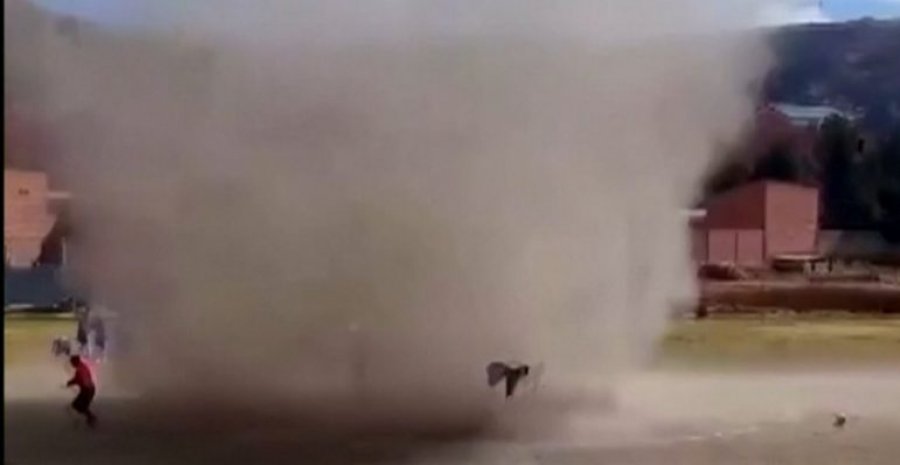 VIDEO/ Momente paniku në Bolivi, tornado vjen vrullshëm, lojtarët e futollit largohen të alarmuar