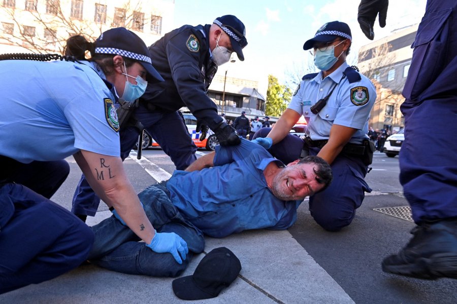 Mijëra australianë po protestojnë kundër shtimit të masave kundër Covid-19
