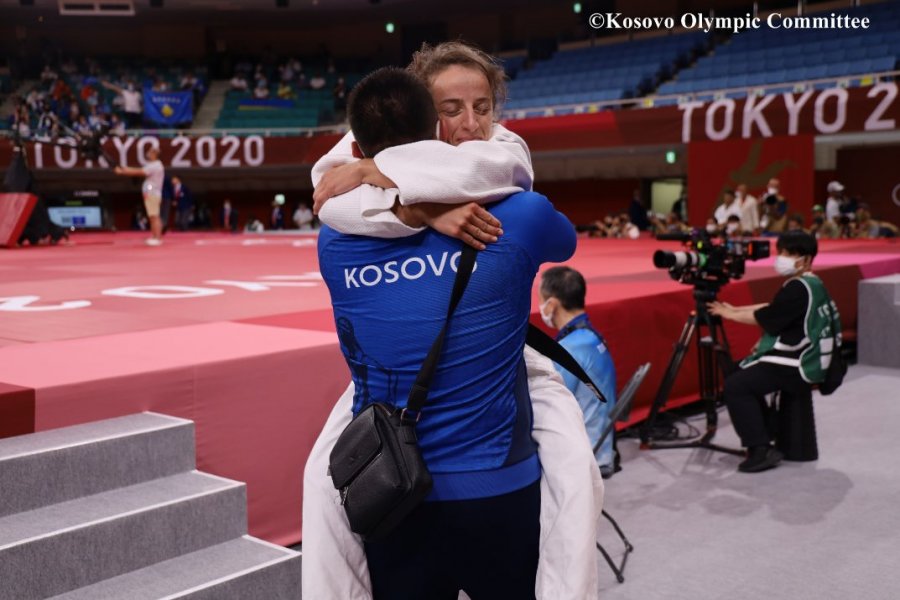 Emocionet e Distria Krasniqit pas triumfit ndaj xhudistes mongole dhe kualifikimit në finalen e “Tokio 2020”