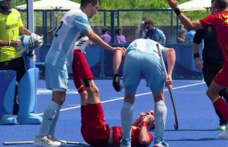 VIDEO/ Plas sherri në Lojërat Olimpike, lojtari godet me shkopin e hokejit në kokë kundërshtarin