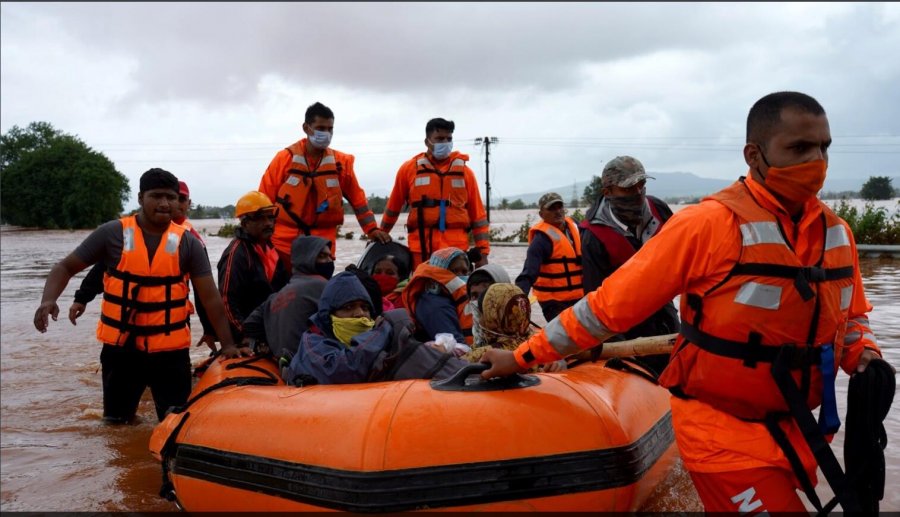 Përmbytjet në Indi, ekipet e shpëtimit kërkojnë për të mbijetuar