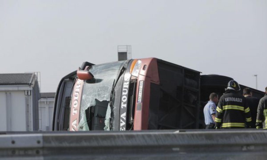 Raportohet se rreth 20 persona kanë mbetur të bllokuar brenda autobusit që u aksidentua në Kroaci