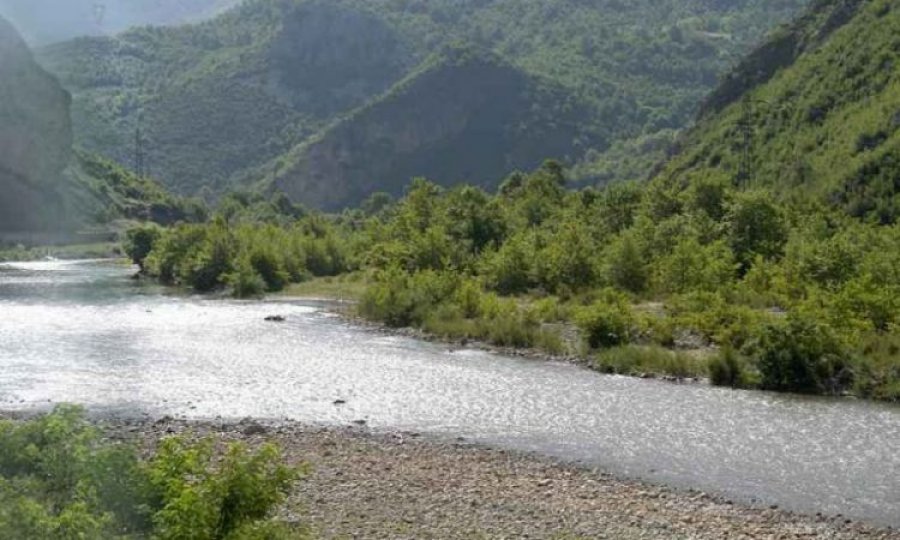 EMRI/ I prenë rrjedhën natyrale lumit Shkumbin, një person në pranga